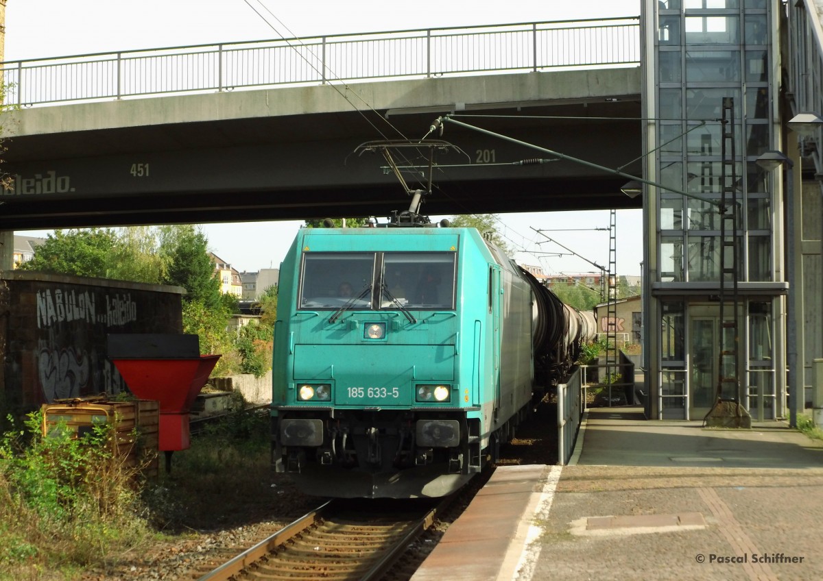 ITL 185 633 mit einem Kesselwagenzug in Richtung Berlin in DD-Friedrichstadt, 04.10.2013.