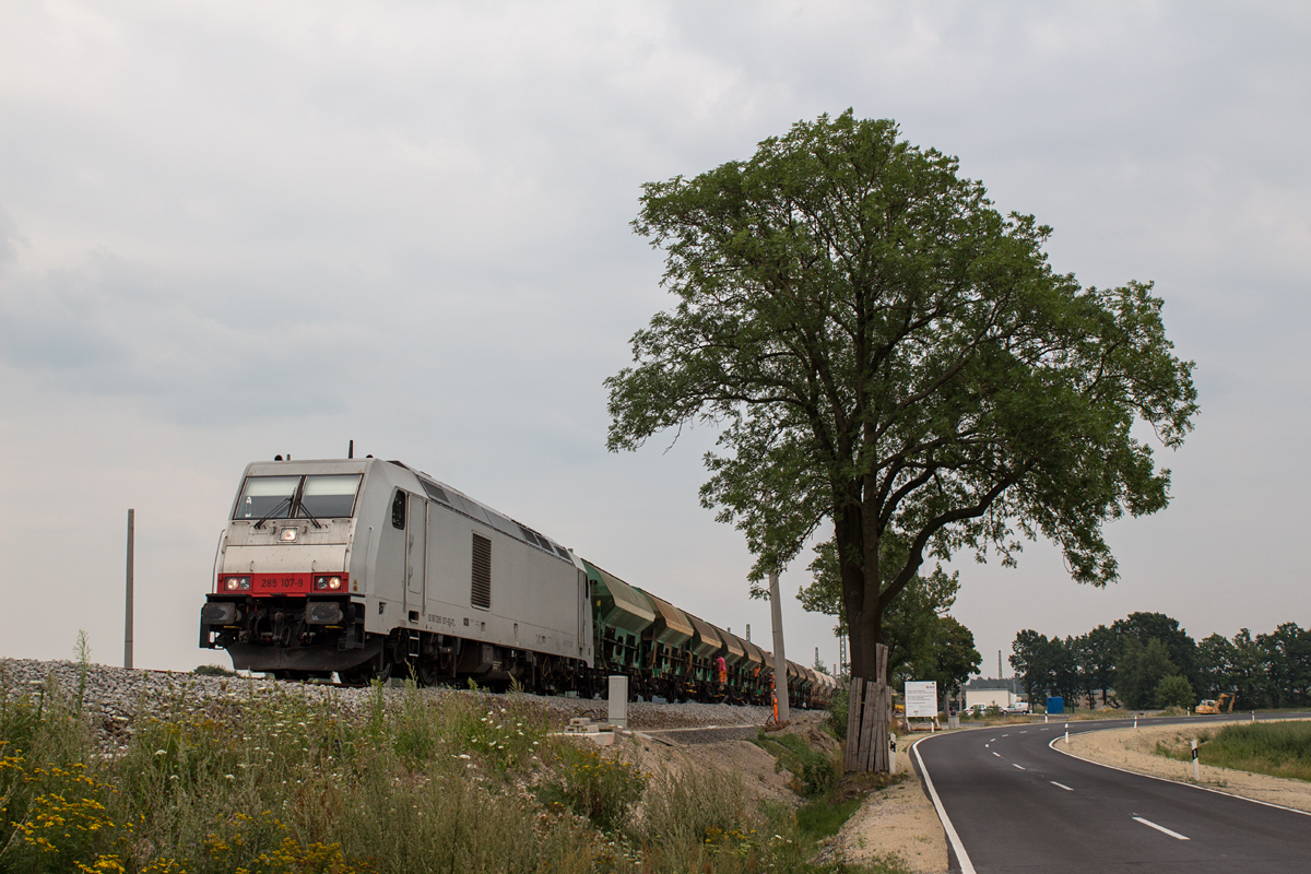 ITL 285 107-9 war am 17.08.15 mit ihrem Zug und mehreren Gleisbauarbeitern damit beschäftigt, die neuen Zufahrtsgleise zum Horkaer Güterbahnhof zu schottern. Mit Schrittgeschwindigkeit wurde der Zug bewegt.