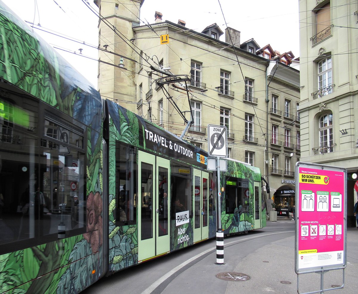 Ja was jetzt? Zu Hause bleiben oder  raus, aber richtig! . Wahrscheinlich heisst hier  richtig : mit 2 m Abstand und Gesichtsmaske durch den Corona-Dschungel. Combino 653, 15.Mai 2020 