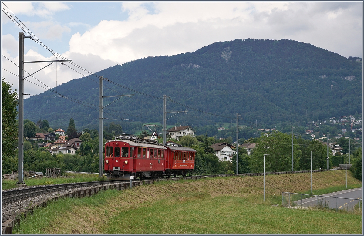 Jeweils am letzten Sonntag im Monat während der Betriebssaison (ausgenommen bei Sonderveranstaltungen) verkehren zwei  Riviera Belle Epoque  Zugspaare der Blonay -Chamby Bahn von Chaulin nach Vevey und zurück, die sogar auf den gedruckten Abfahrt Fahrplänen in Vevey zu finden sind, freilich ohne den Hinweis, dass normale Fahrkarten nicht gültig sind. Das Bild zeigt den RhB ABe 4/4 35 mit dem CEV C21 auf der Fahrt nach Vevey auf der CEV Strecke kurz vor Château d'Hauteville. Im Hintergrund der Les Pléiades. 

28. Juni 2020