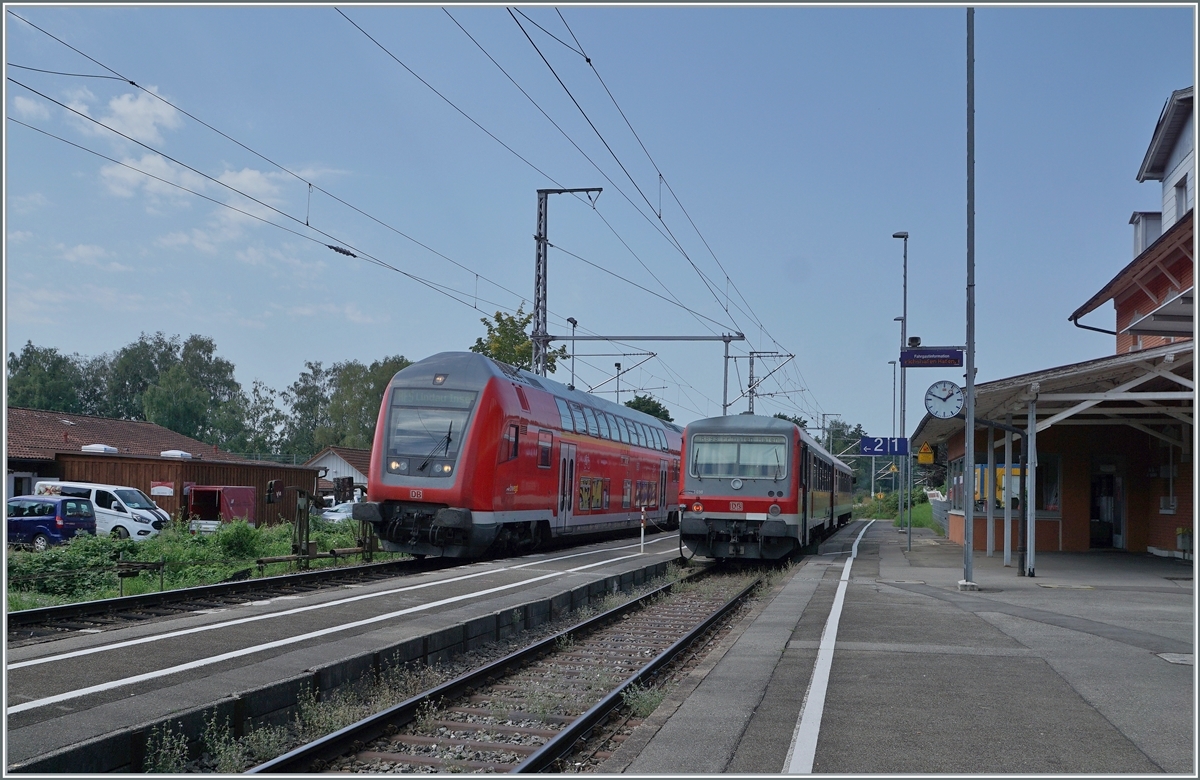 Kaum aus dem 628 in Enzisweiler ausgestiegen kommt auch schon der Gegenzug, ein IRE von Stuttgart nach Lindau Insel der hier ohne Halt durchfährt.
Zwar hängen schon die Fahrleitungen, aber noch wird die Strecke Lindau - Friedrichshafen mit Dieselfahrzeugen betrieben.

14. Aug. 2021

 