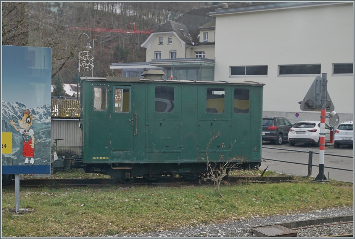 Kennt jemand diese  Lok ? Sie steht auf den Gleisen der Schynigen Platten Bahn in Wilderswil und könnte auf den ersten Blick eine He 2/2 sein, fehlende elektrische Leitungen auf dem Dach aber dafür einen recht grossen Kamin, lassen ich zur Hm 2/2 tendieren, aber gibt es so was? Oder ist die Lok nur ein Steuerwagen? 

16. Jan. 2024