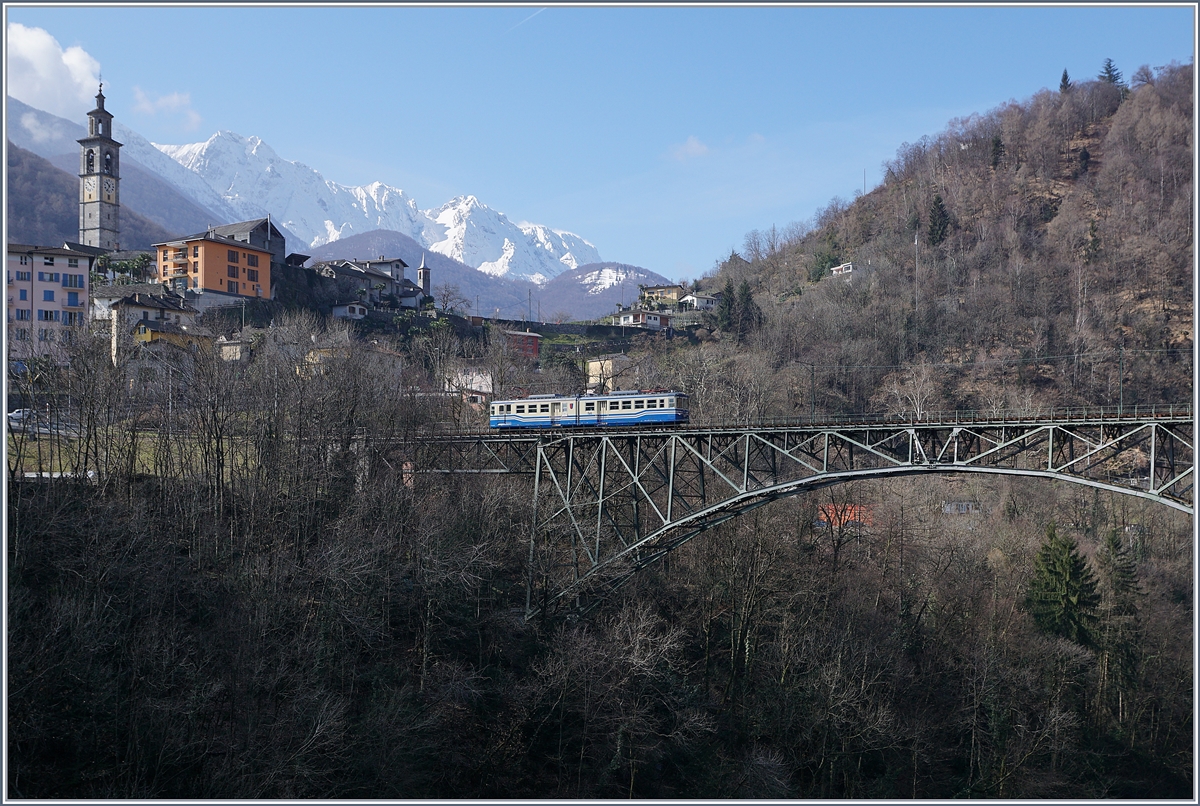 Kleine Bahn auf grosser Brücke: Der FART ABDe 6/6 31  Ticino  verlasst Intragna Richtung Locarno.
20. März 2018