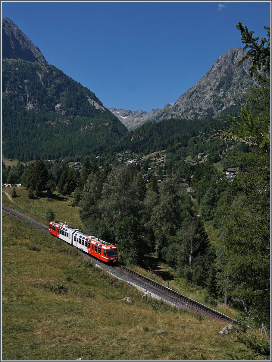Kleine Bahn in grossartiger Landschaft: der TMR BDeh 4/8 21 ist als SNCF TER von St-Gervais nach Vallorcine unterwegs. Der Triebzug ist auf der Fahrt zwischen Le Buet und Vallorcine. 

1. August 2022