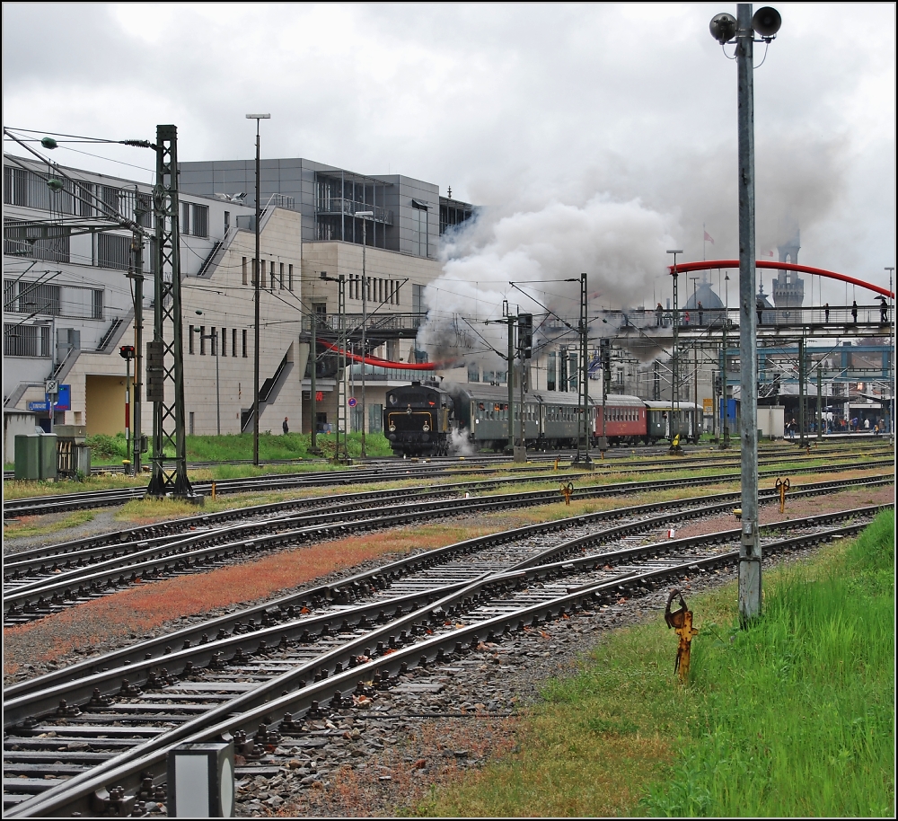 Kleine Lok daheim. Ec 3/5 der MThB muss im Mai 2010 m�chtig schuften um den Sonderzug nach Altnau zu bringen, die Fahrg�sten konnten von dort mit dem Dampfschiff Hohentwil zur�ck nach Konstanz fahren. Der Fotostandort ist auf der Stra�e.