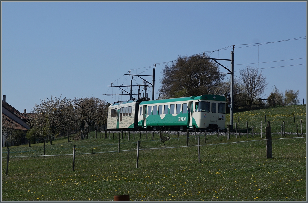 Kurz nach Apples ist ein BAM Regionalzug auf dem Weg nach L'Isle. 

20. April 2021