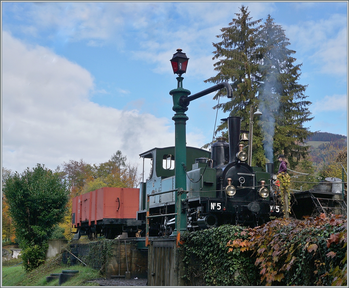  LA DER 2020 du Blonay-Chamby  / Saison Abschluss der Blonay-Chamby Bahn: Mit einem verstärkten Fahrplan und viel Dampf wird vor dem  Winterschlaf  (bzw. Arbeit im Dépôt Chaulin) nochmals viel Betrieb gemacht. Die G 3/3 N° 5 (ex LEB, Baujahr 1890) steht in Chaulin beim Wasserkarn. 

24. Okt. 2020