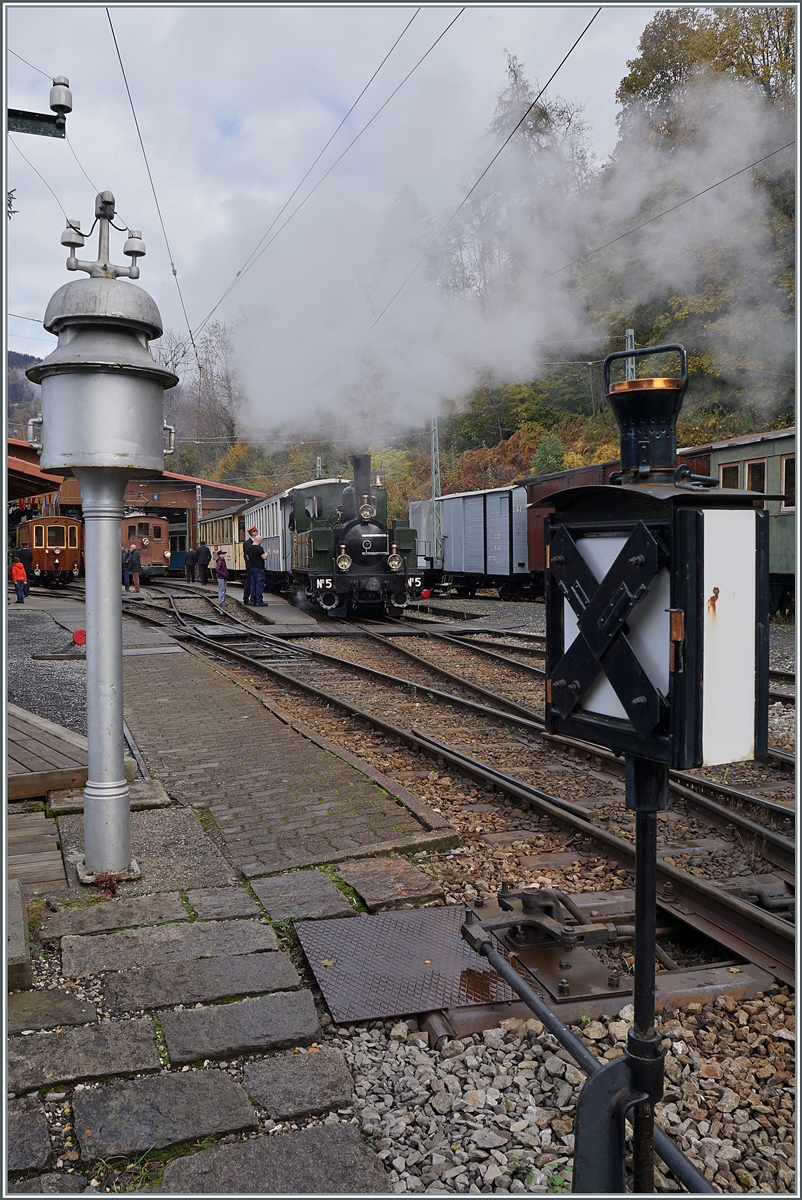  LA DER 2020 du Blonay-Chamby  / Saison Abschluss der Blonay-Chamby Bahn: Mit einem verstärkten Fahrplan und viel Dampf wird vor dem  Winterschlaf  (bzw. Arbeit im Dépôt Chaulin) nochmals viel Betrieb gemacht. Die LEB G 3/3 N° 5 (Baujahr 1890) hat mit ihrem Personenzug von Blonay nach Chaulin ihr Ziel erreicht. 

24. Okt. 2020