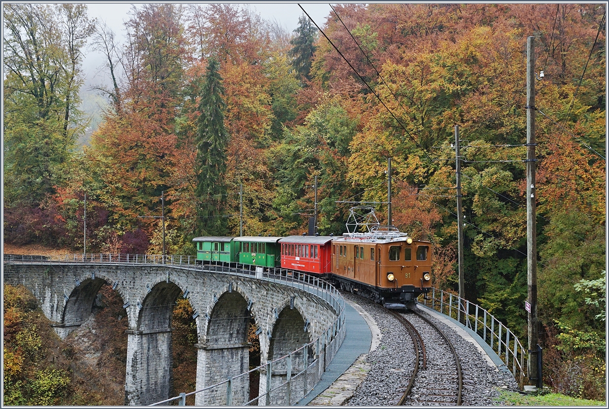 La Dernière du Blonay - Chamby - das 50. Jahre Jubiläum beschliesst die Blonay Chamby Bahn mit einer Abschlussvorstellung: Die Berninabahn Ge 4/4 81 macht mit ihrem bunten Zug auf der Fahrt nach Chaulin dem Herbstwald Konkurrenz. 27. Oktober 2018