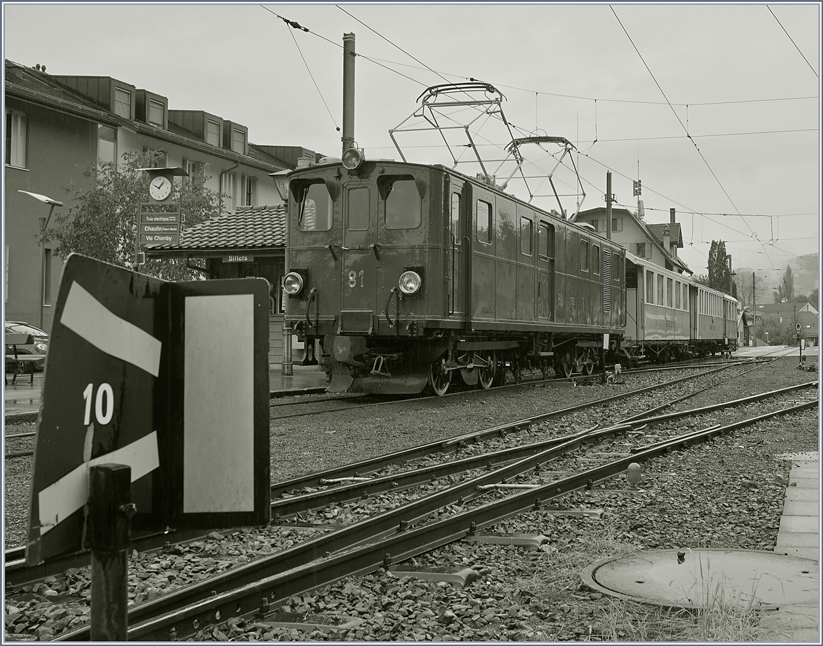 La Dernière du Blonay - Chamby - das 50. Jahre Jubiläum beschliesst die Blonay Chamby Bahn mit einer Abschlussvorstellung: Die Berninabahn Ge 4/4 81 mit einem Zug sus MCM und MOB Wagen wartet in Bloany auf die Abfahrt nach Chaulin.
 28. Oktober 2018