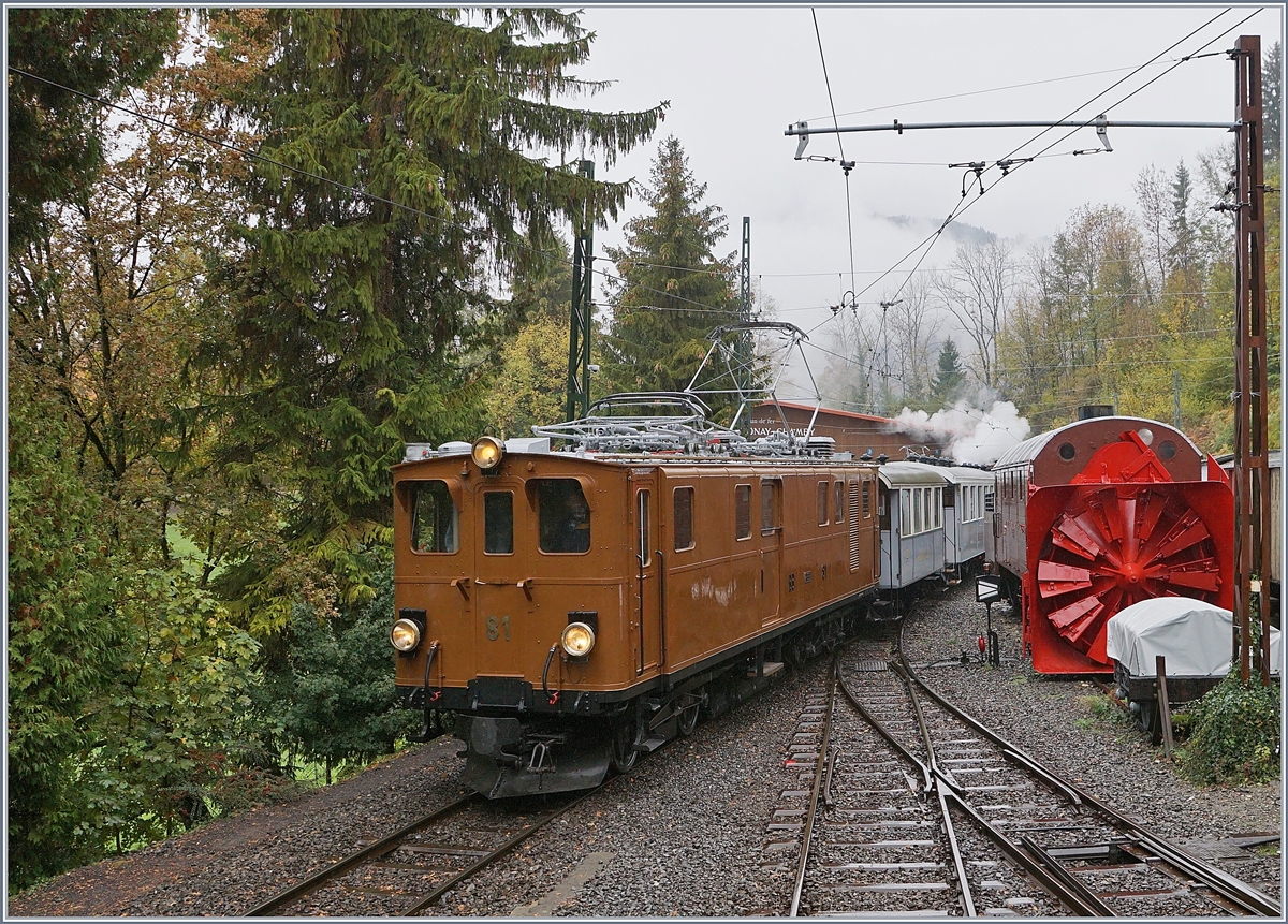 La Dernière du Blonay - Chamby - das 50. Jahre Jubiläum beschliesst die Blonay Chamby Bahn mit einer Abschlussvorstellung: Die Berninabahn Ge 4/4 81 verlässt mit einem Zug aus MCM und MOB Wagen den Museumsbahnhof von Chaulin. 28. Oktober 2018