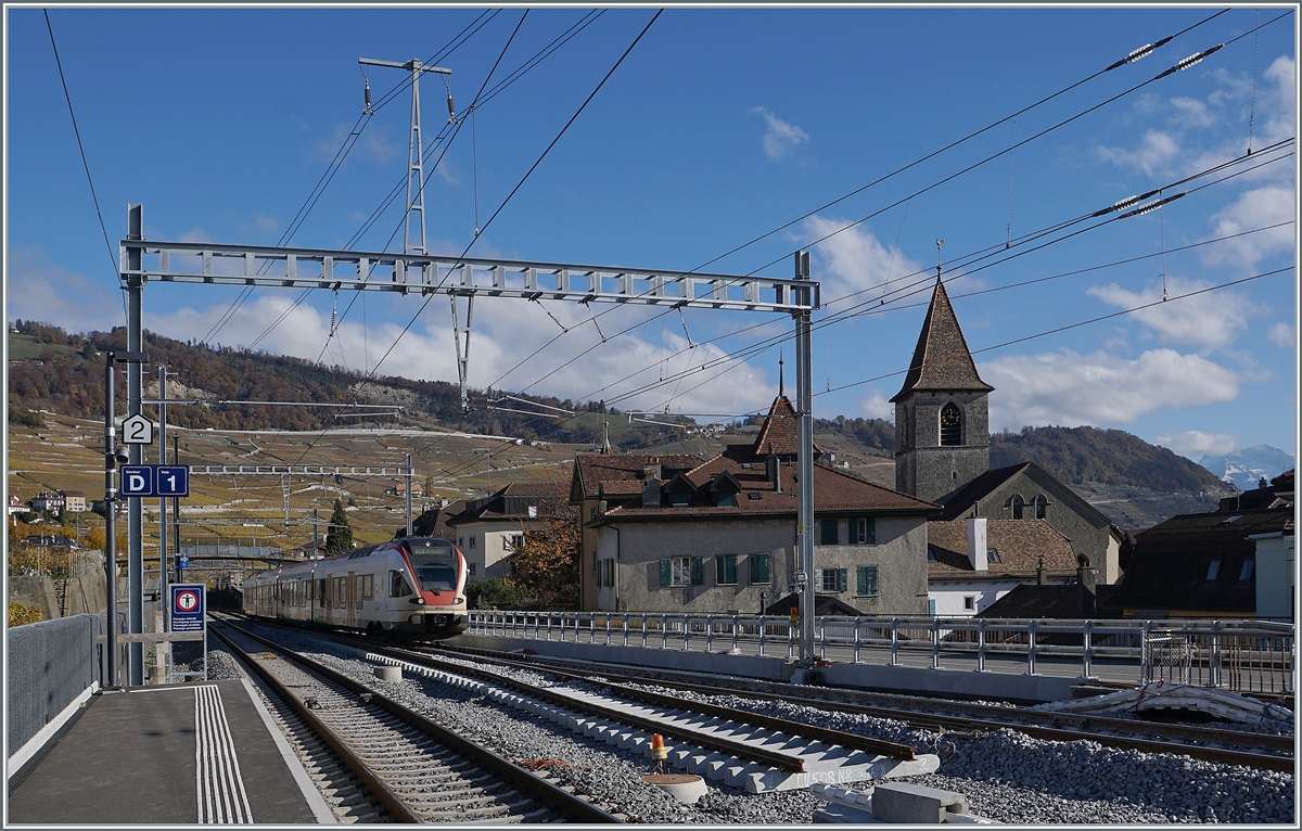 Langsam, für mein Empfinden zu langsam, nimmt der Bahnhof von Cully seine neuen Form an. Seit dem baubedingten Streckenunterbruch vom 6./7. Nov. 2021 fahren die Züge in der Relation Vevey - Lausanne nun über das neu verlegte Gleis 3, während das Geleis 2 abgebaut wurde. Aber noch immer steht den Reisenden und ein bedarf Bahnsteig zu, der neben langen Wegen auch ohne Wetterschutz ist. Im Bild ein SBB RABe 523 auf dem Weg nach Lausanne bei der Ankunft in Cully.

8. November 2021