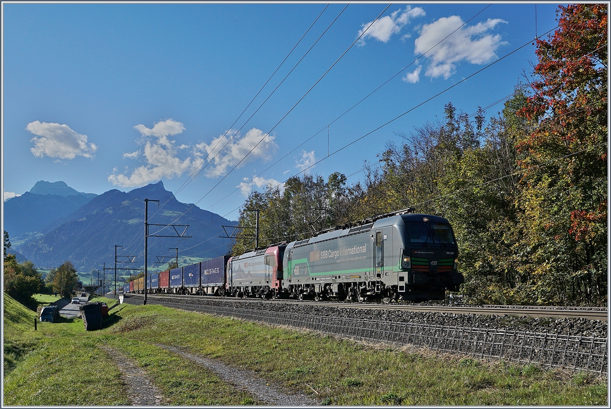 Leider ebenfalls im Gegenlicht kommen zwei E 193 (Vectron) mit einem Güterzug Richtung Norden in Mülenen vorbei. 

10. Okt. 2018