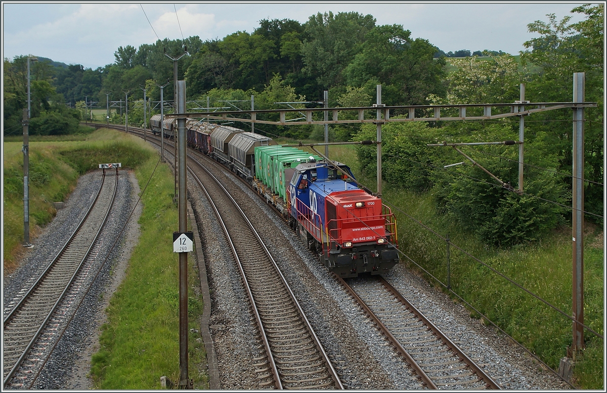 Leider etwas zu früh abgedrückt, aber ich hoffe das Bild gefällt troztdem: 
die SBB Am 843 062-1 mit einem Güterzug bei Vufflens la Ville.
3. Juni 2014