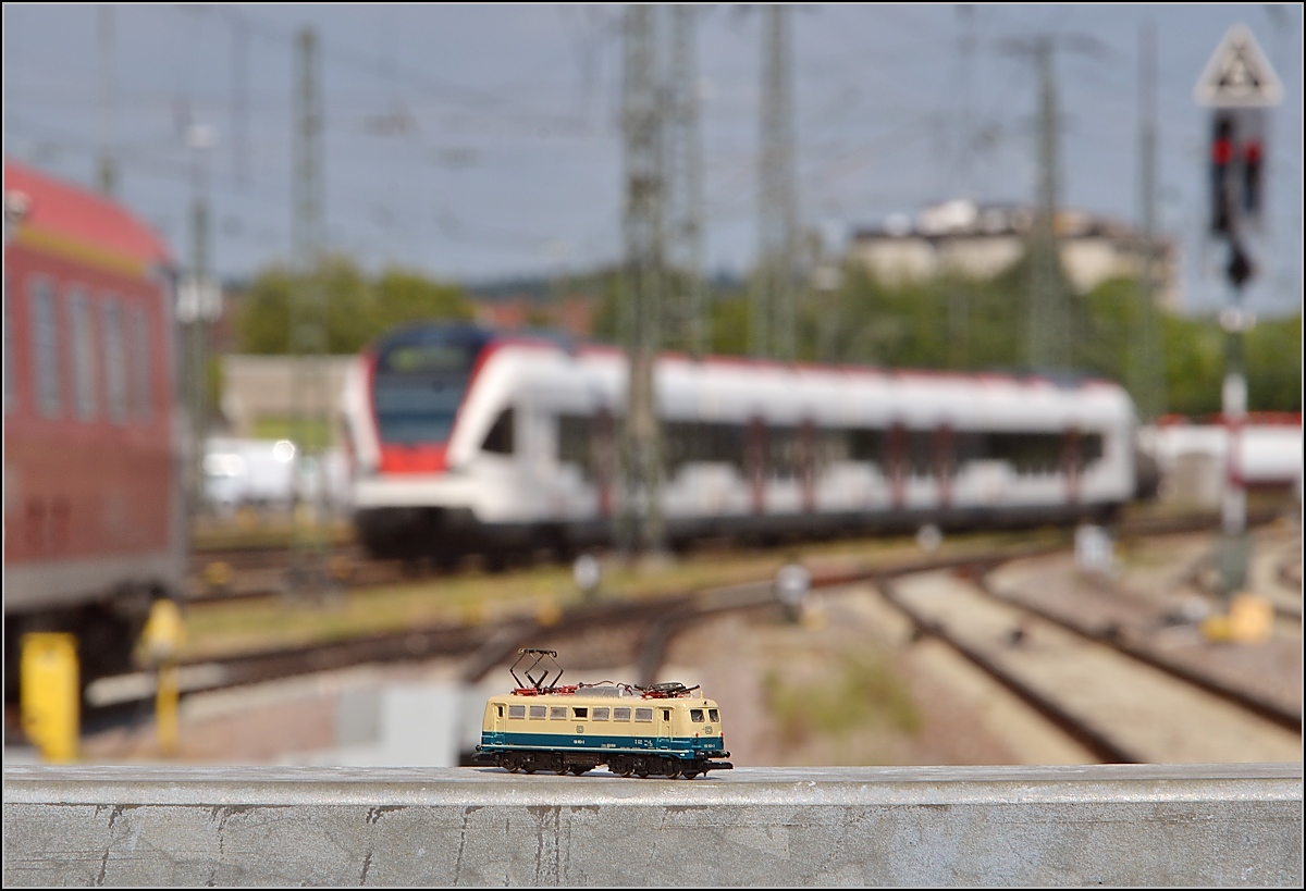 Leider sind die Eins�tze des Singen-Klassikers 139 zum schaltj�hrlichen Ereignis zusammengeschrumpft, wie wohl die Lok auch. 139 533-2 im August 2015 an Gleis 2 in Singen (Htw), w�hrend im Hintergrund der grosse Seehas vorbeizischt.