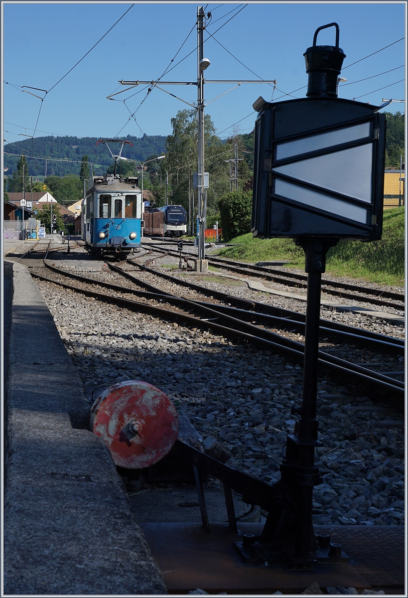 Lieber spät als nie: seit dem 13 Juni ist die Blonay-Chamby Museumsbahn wieder offen! 
Im Bild ein Dienstzug der in Blonay auf die Abfahrt nach Chaulin wartet, doch wie die Weichenlaterne anzeigt, wird noch eine Gegenzug erwartet. 

13. Juni 2020