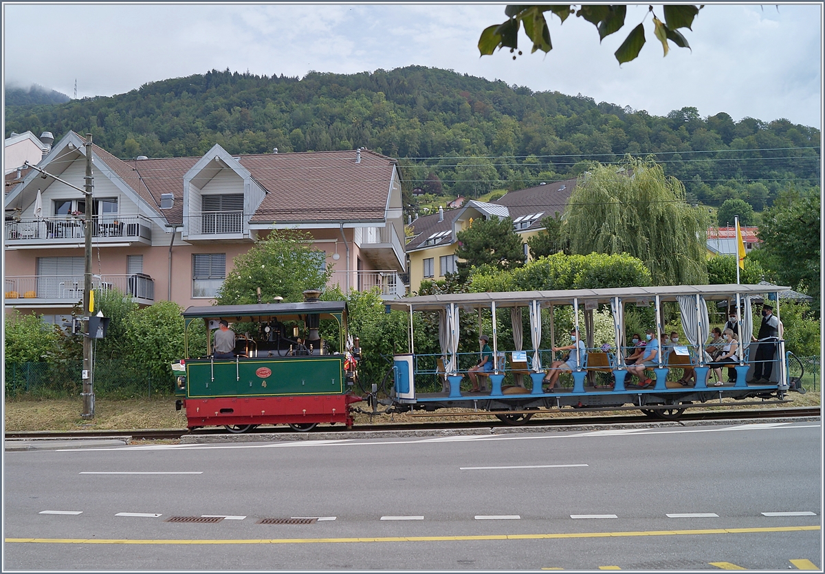 Luftig für den Sommer: die G 2/2 N° 4 mit dem LCD Sommerwagen C2  Giardinera  bei der Ankunft in Blonay. Die Kastendampflokomotive wurde 1990 bei Kaus unter der Fabriknummer 4278 für die Ferrovie Padane (bei Rimini) gebaut. 

2. August 2020