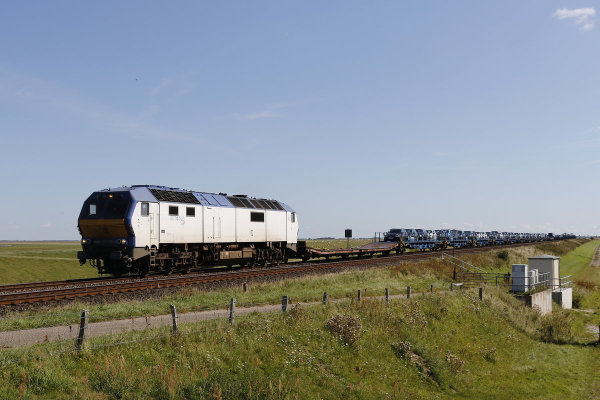 MAK DE 2700-02 mit einem Autozug am 14. August 2017 auf dem Hindenburgdamm.