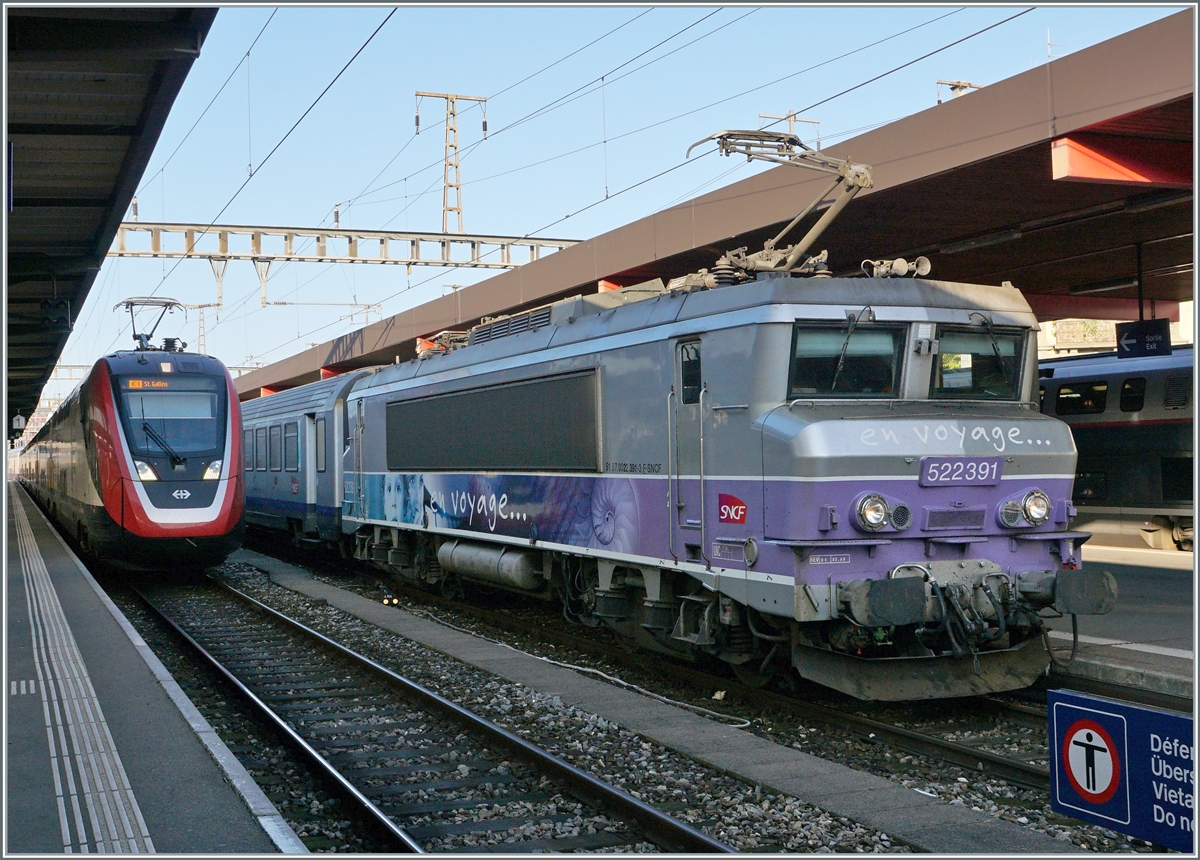 Markante Nasen, gebrochen und rund: in Genève treffen sich der SBB RABDe 502 019-8 (94 85 0 502 019-8 CH-SBB) auf der Fahrt als IC1 nach St.Gallen und die SNCF BB 22391 (91 87 0022 391-3 F-SNCF) mit dem UIC Zulassungsvermerk F und CH*, wobei ich für das   *   keine  Notiz  an der Lok gefunden habe. 

2. August 2021