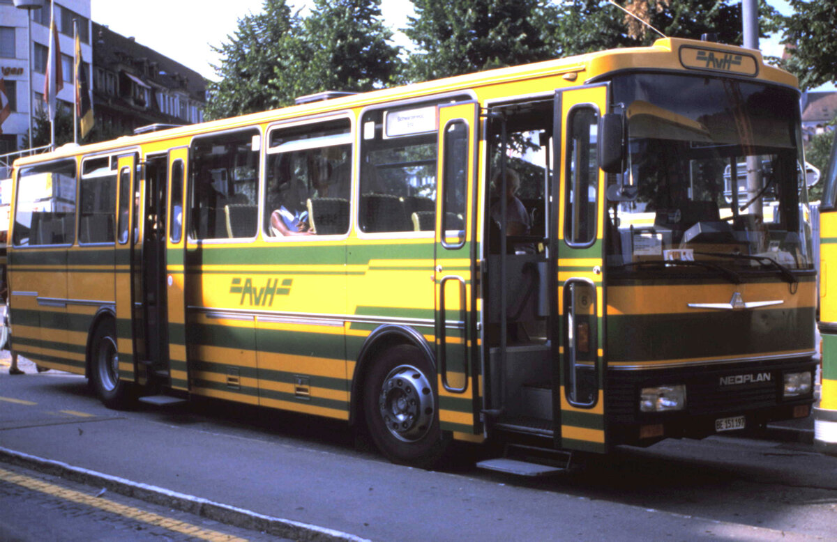 (MB-005) - Aus dem Archiv: AvH Heimenshwand - Nr. 6/BE 151'197 - Neoplan/Lauber um 1997 beim Bahnhof Thun