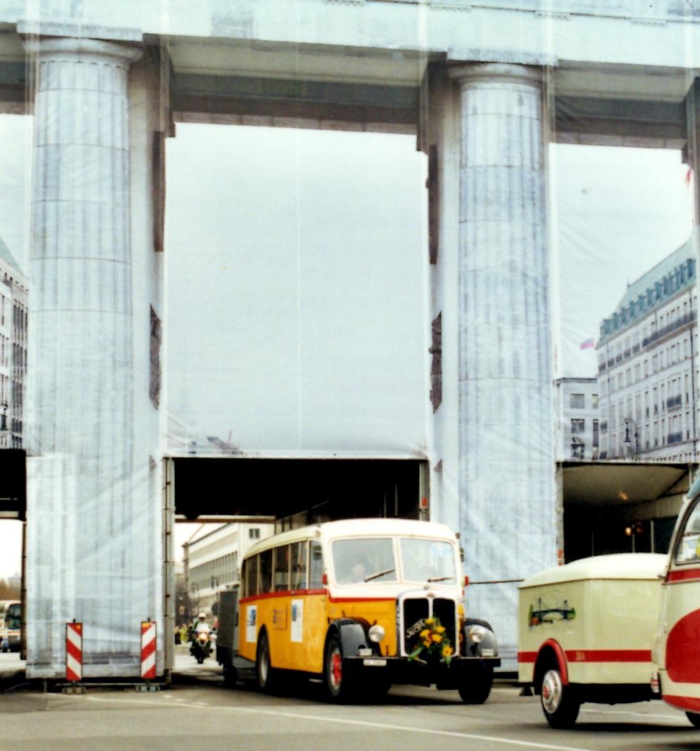 (MD073) - Aus dem Archiv; aus der Schweiz: Zimmermann, Vitznau - LU 15'602 - FBW/Eggli (ex M+79'520; ex P 23'048; ex P 2172) im April 2001 in Berlin, Brandenburger Tor