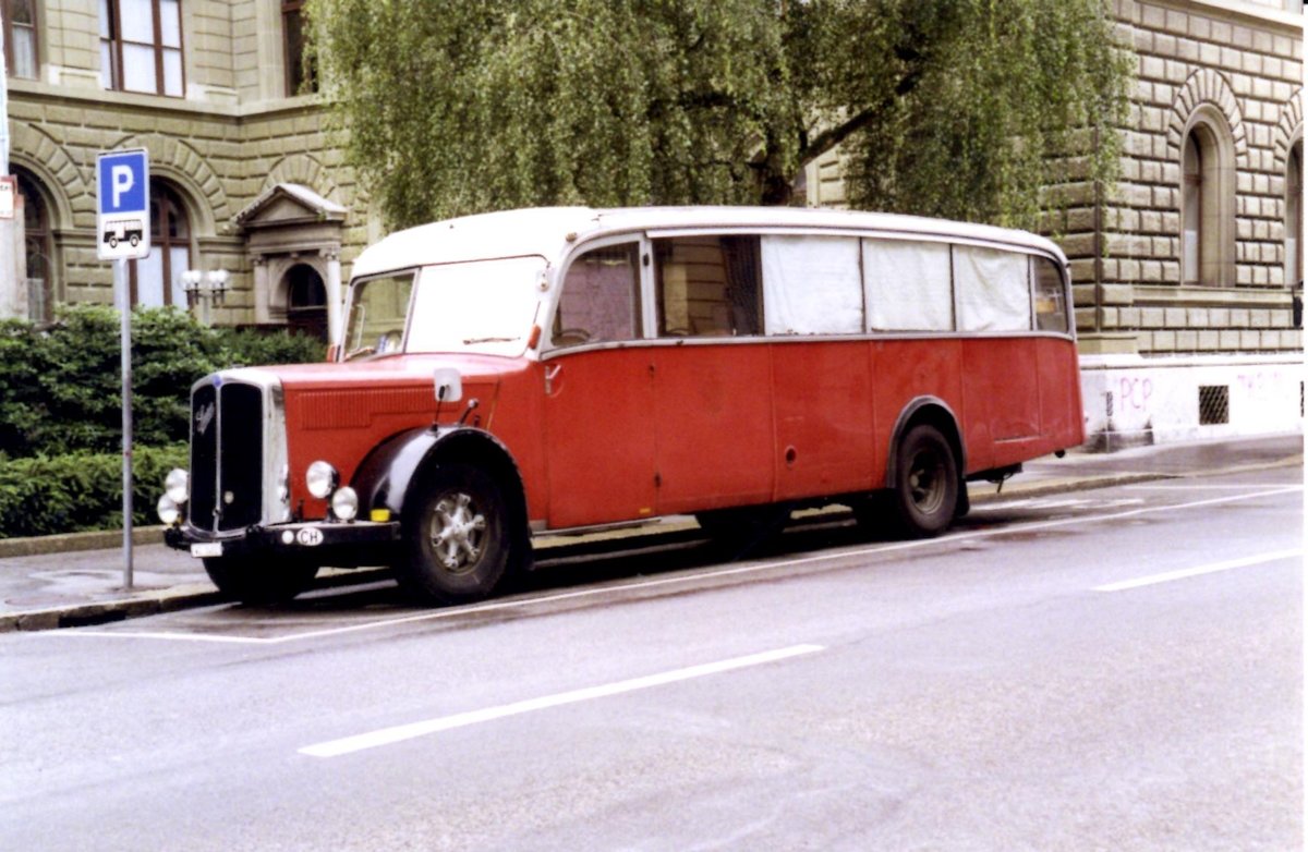 (MD188) - Aus dem Archiv: Fankhauser, Arzier - Nr. 15/VD 3482 - Saurer/Saurer (ex AFA Adelboden Nr. 15; ex P 23'052; ex P 2076) im Oktober 1992 in Bern, Bundeshaus