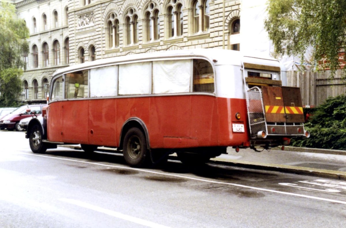 (MD190) - Aus dem Archiv: Fankhauser, Arzier - Nr. 15/VD 3482 - Saurer/Saurer (ex AFA Adelboden Nr. 15; ex P 23'052; ex P 2076) im Oktober 1992 in Bern, Bundeshaus