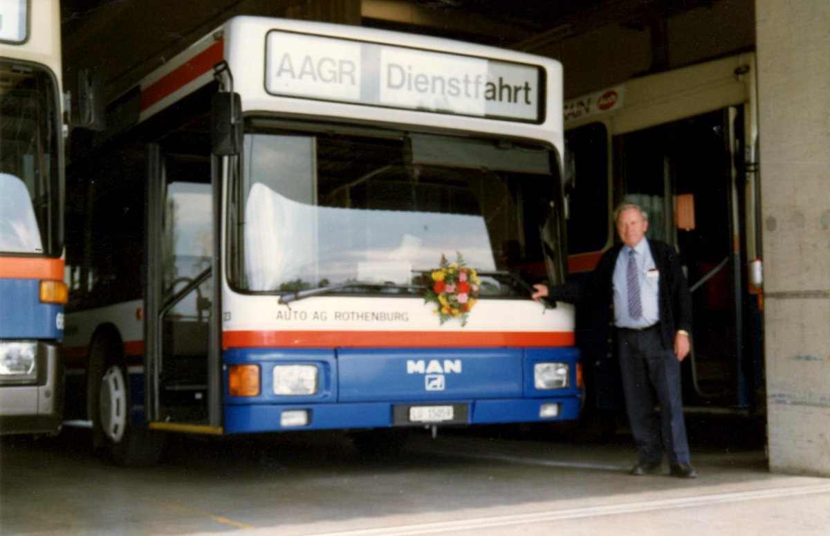 (MD324) - Aus dem Archiv: AAGR Rothenburg - Nr. 23/LU 15'059 - MAN im Oktober 1996 in Rothenburg, Garage