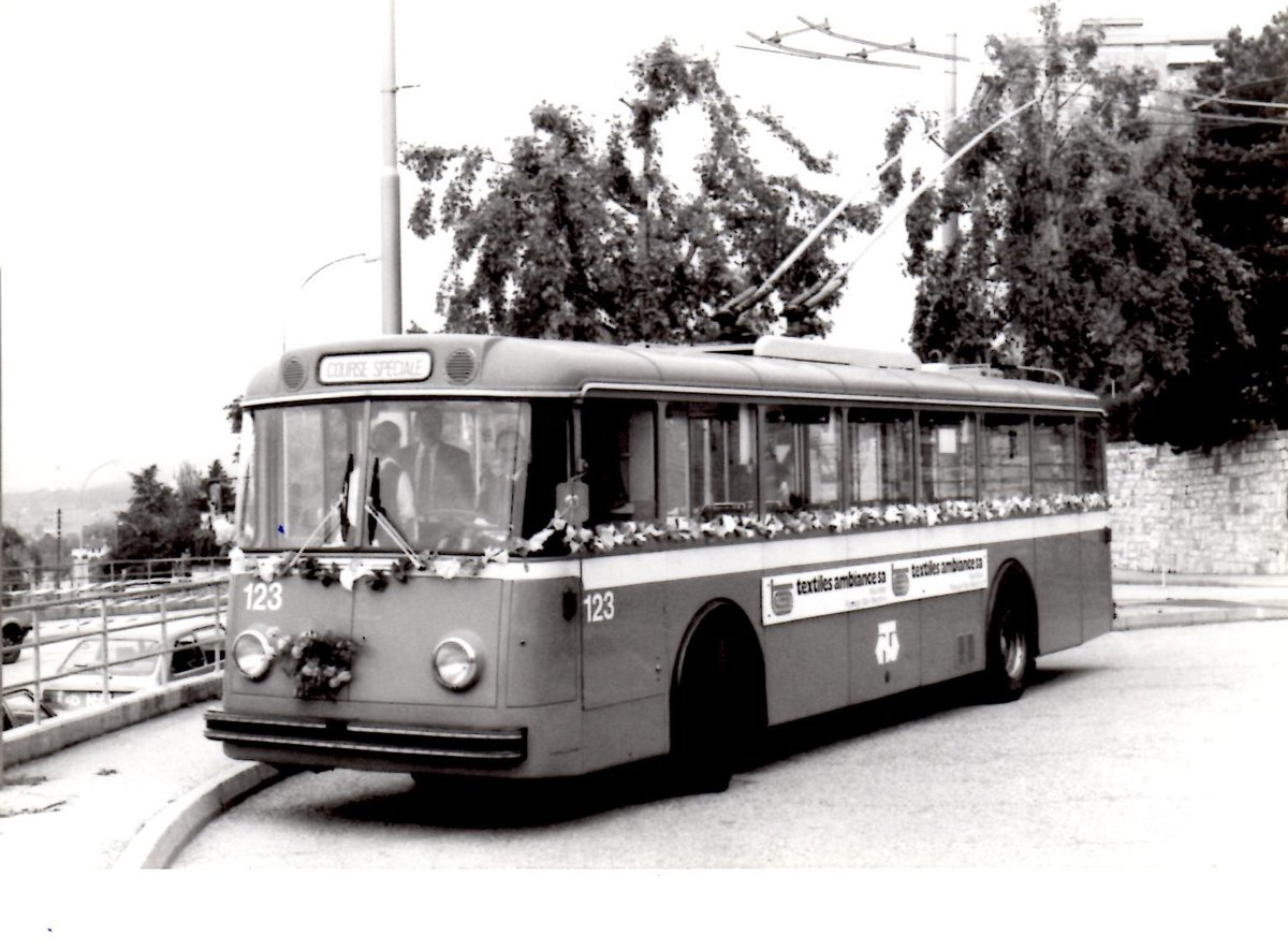 (MD338) - Aus dem Archiv: TN Neuchtel - Nr. 123 - Saurer/Haag (ex Nr. 23) Trolleybus am 2. Mai 1989 in Neuchtel