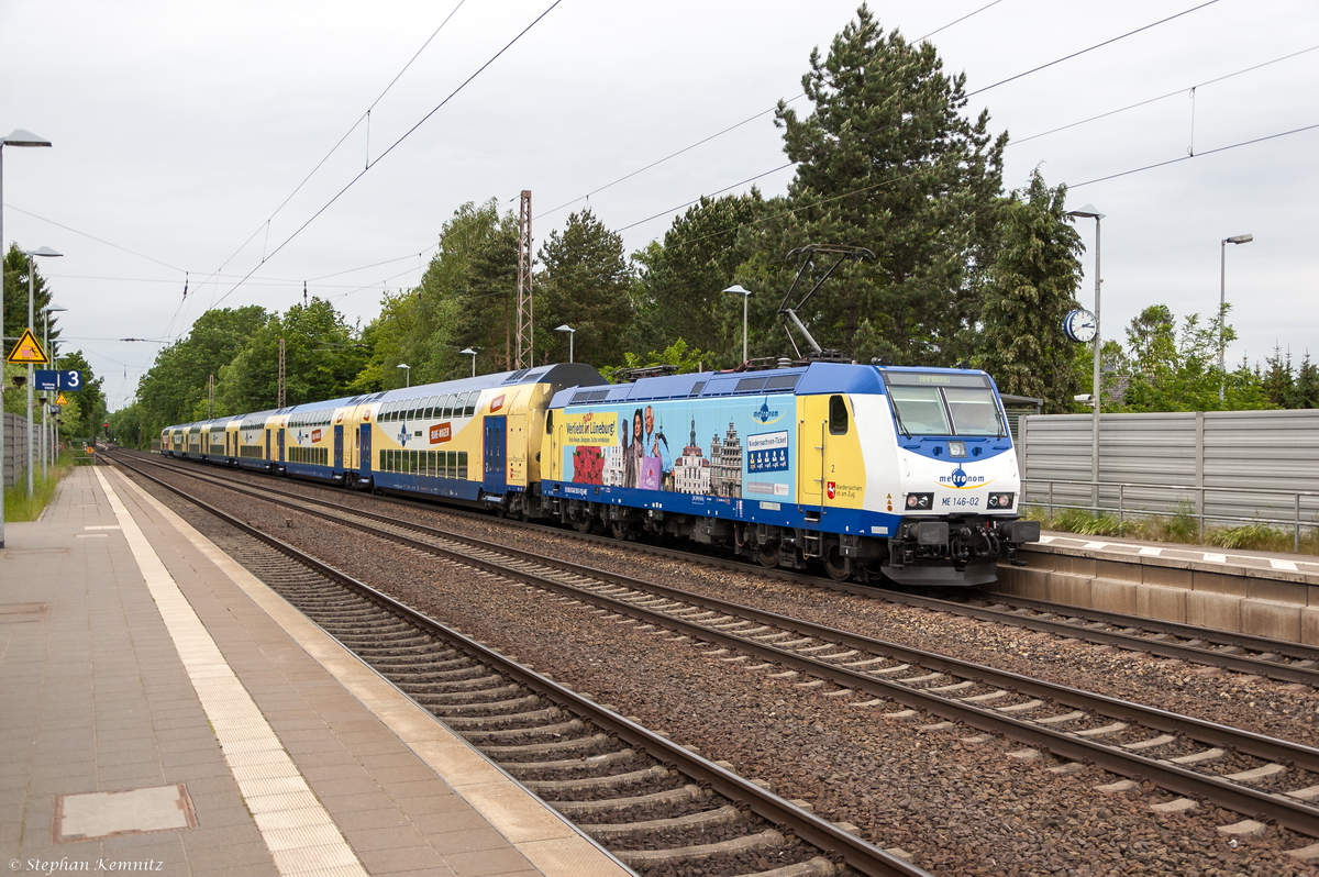 ME 146-02  Hansestadt Lüneburg  (146 502-0) metronom Eisenbahngesellschaft mbH mit dem RE3 (ME 82122) von Uelzen nach Hamburg Hbf, bei der Ausfahrt aus Bienenbüttel. 02.06.2015