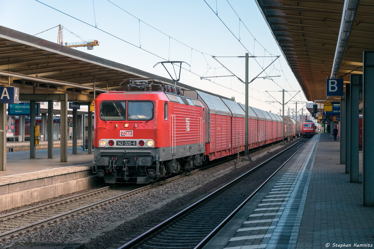 MEG 608 (143 020-6) Mitteldeutsche Eisenbahn GmbH mit einem Autotransportzug in Braunschweig und fuhr weiter in Richtung Vechelde. 25.09.2015