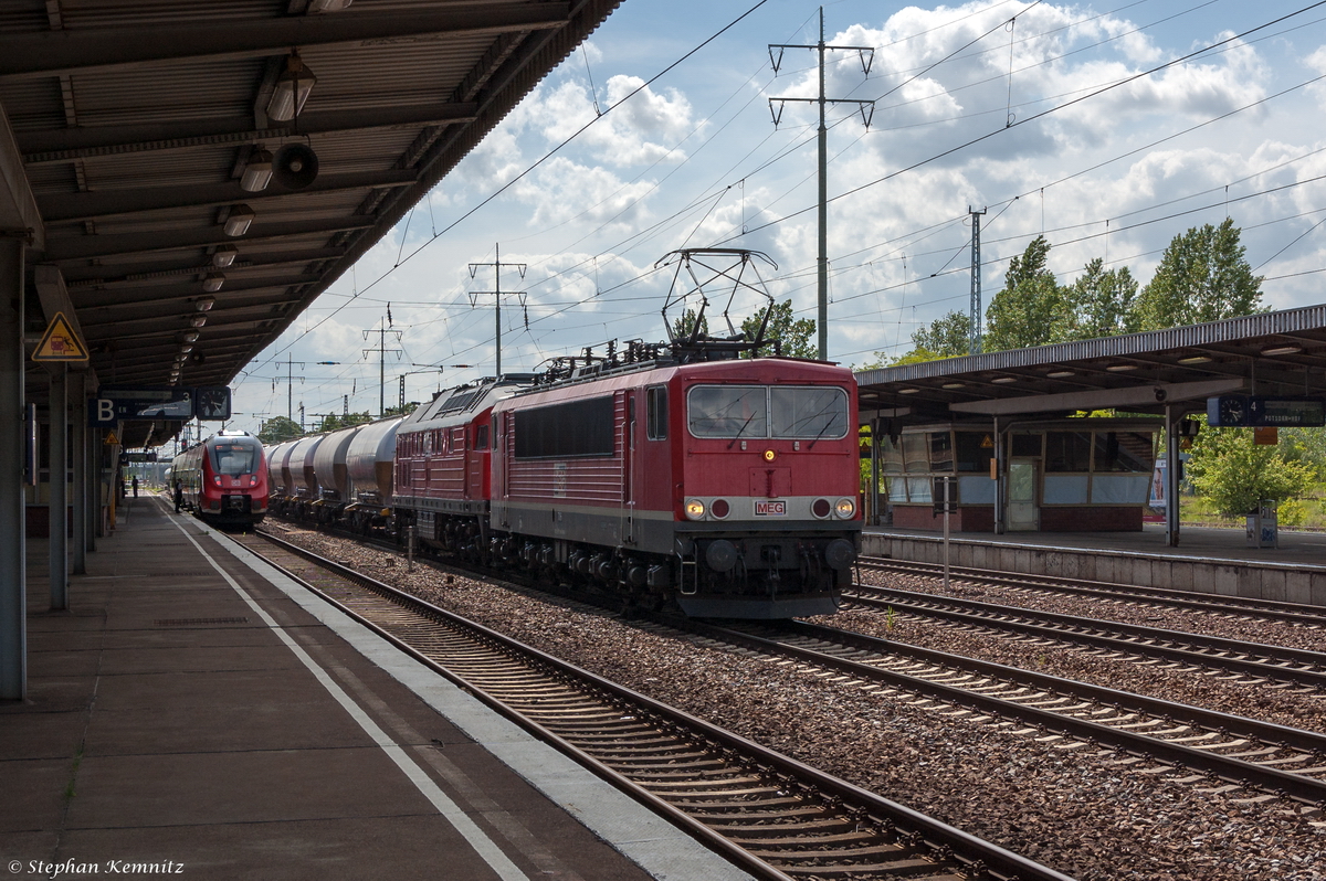 MEG 706 (155 119-1) Mitteldeutsche Eisenbahn GmbH mit der Wagenlok MEG 318 (232 690-8) und einem Uacns Ganzzug in Berlin-Schönfeld Flughafen und fuhr weiter in Richtung Grünauer Kreuz. 19.05.2015