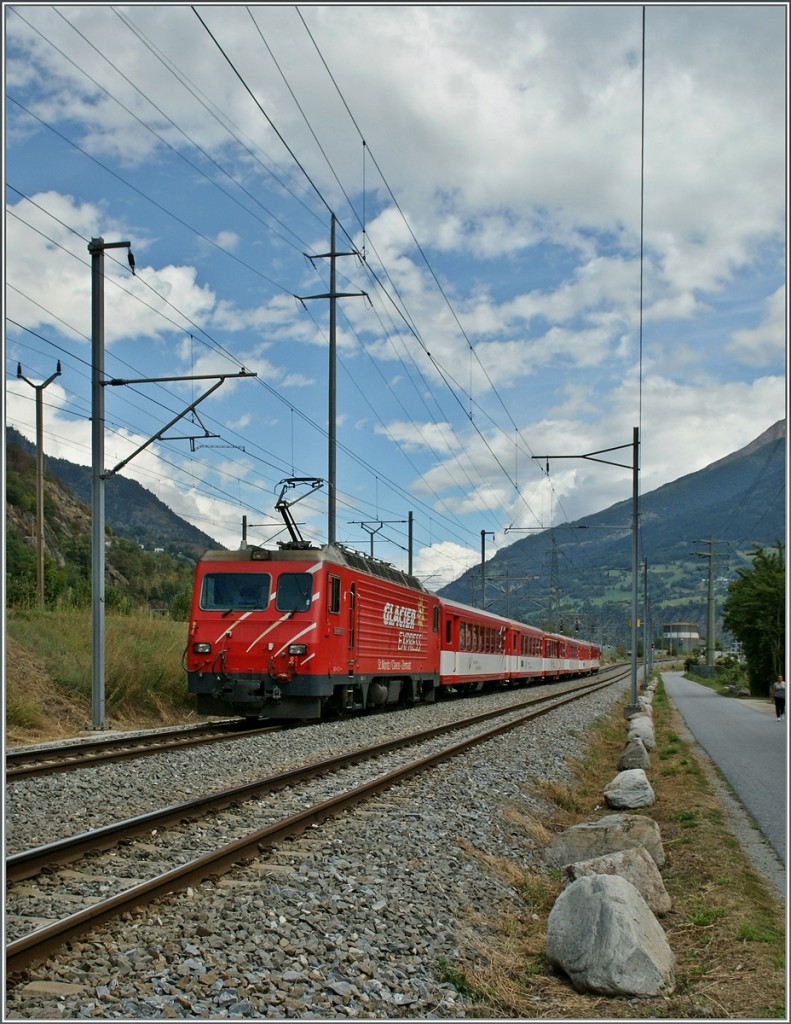 MGB HGe 4/4 II mit einem Regionalzug von Zermatt nach Brig kurz vor dem Ziel.
10. Sept.  2013