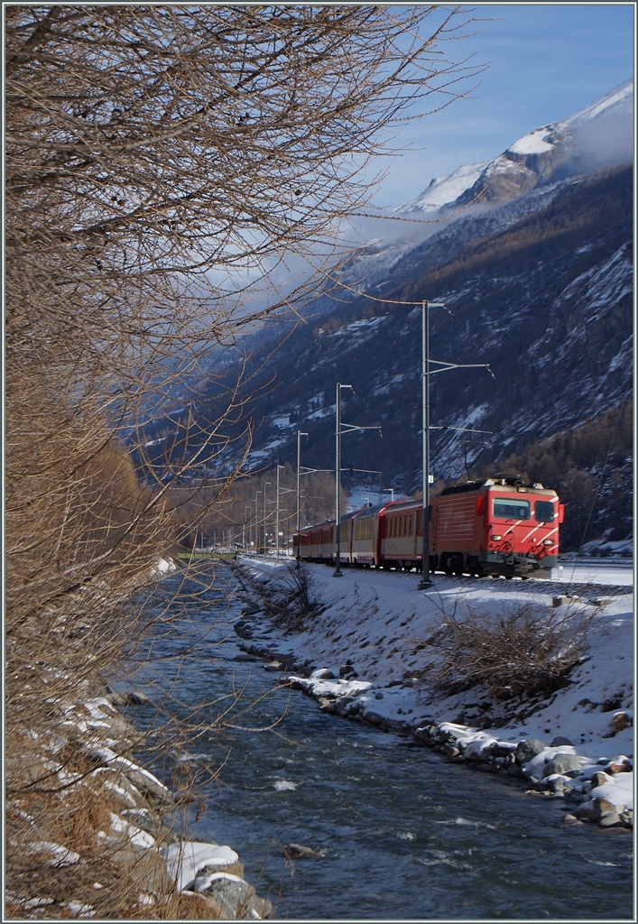 MGB HGe 4/4 II mit einem Regionalzug Richtung Zermatt kurz vor Täsch.
28. Jan 2015