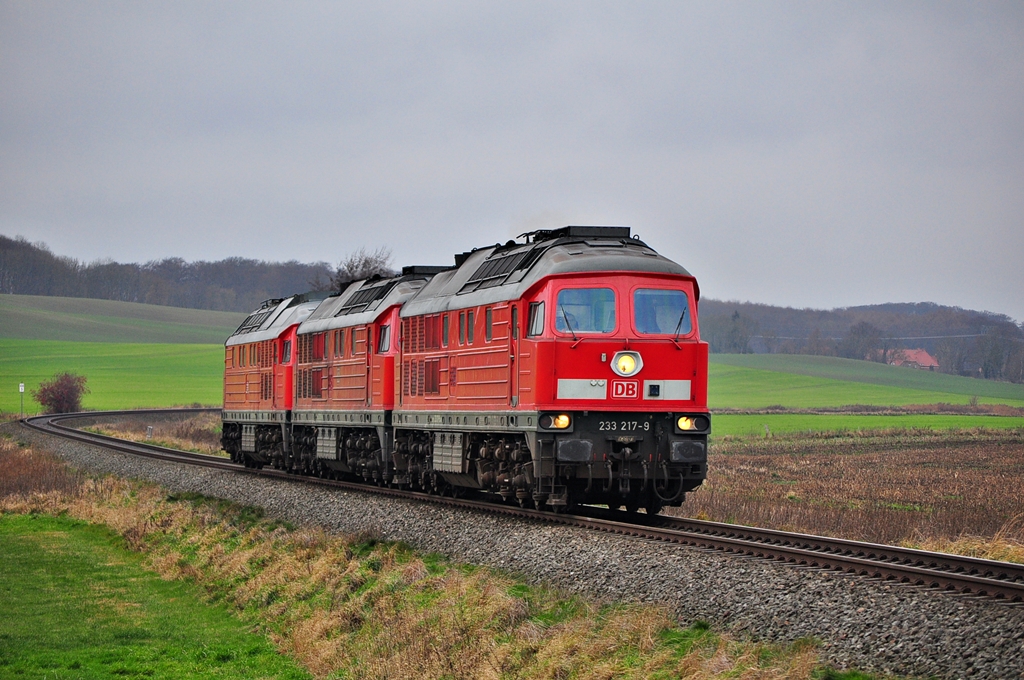 Mit 233 233 und 232 669 im Schlepp rollt die 233 217 am 05.12.2013 durch Bollbrücke in Richtung Rostock.