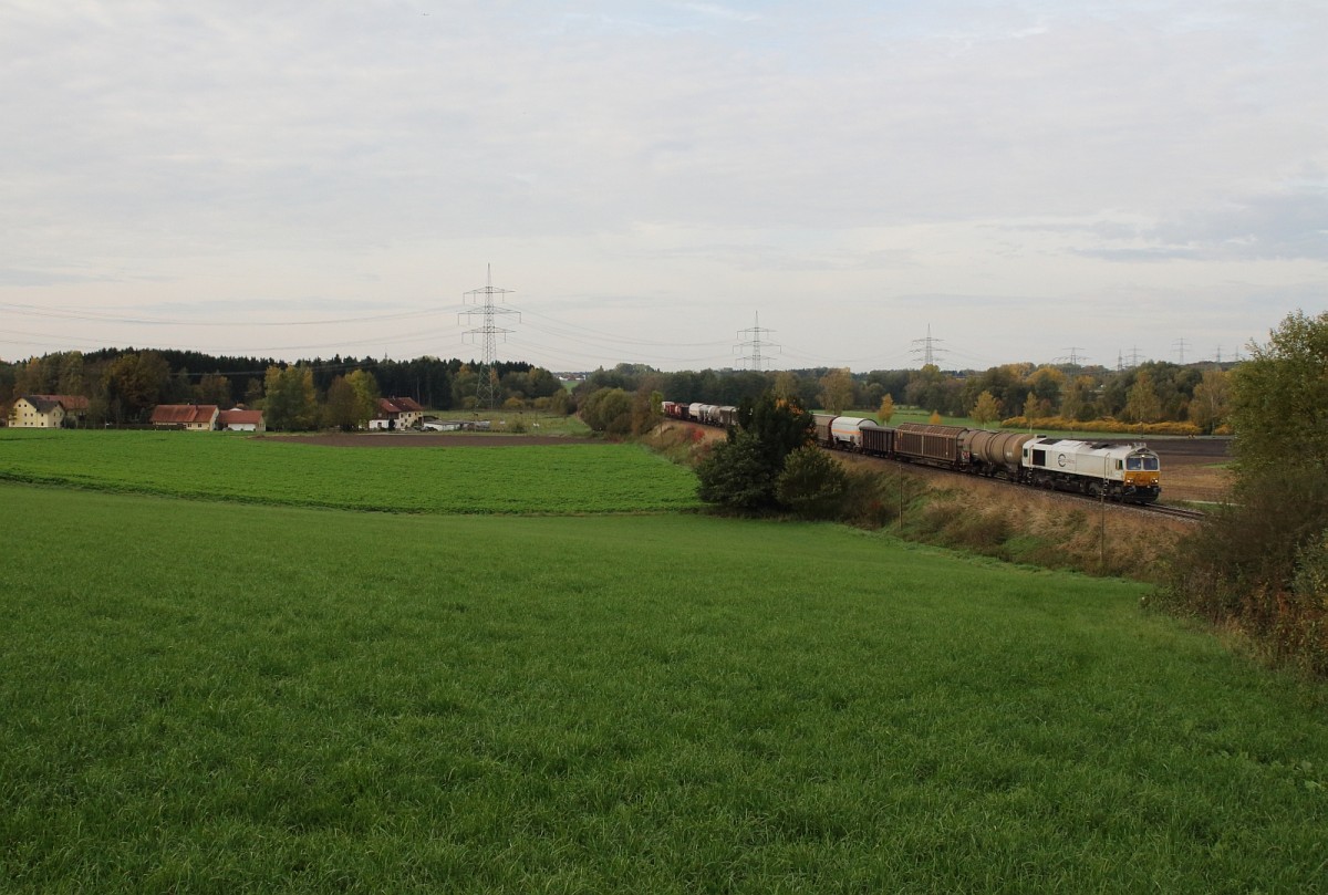 Mit dem 52743, einem gemischten Gterzug von Mnchen nach Mhldorf, ist 247 044-1 am 20.10.13 zwischen Ottenhofen und Unterschwillach unterwegs.