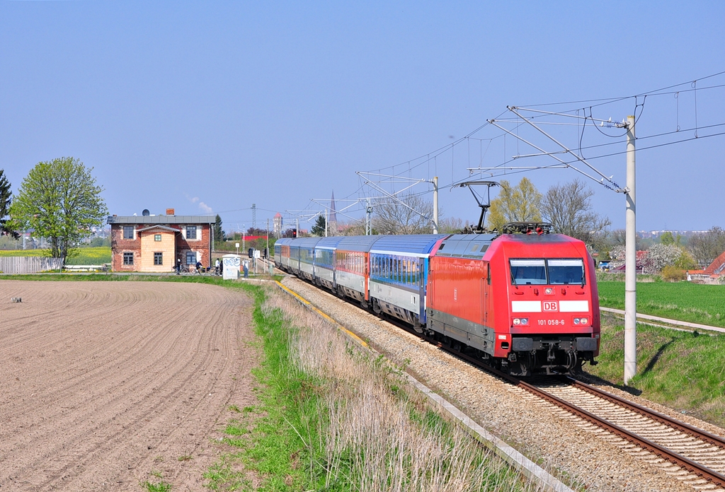 Mit dem EC 179 nach Prag hat die 101 058 gerade Rostock verlassen.In Gragetopshof wurde dwer Zug von etlichen Fotografen erwartet.Geknipst am 19.04.2013!