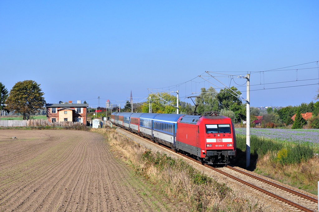 Mit dem EC 179 rollt die 101 010 am 04.10.2014 durch Gragetopshof in Richtung Berlin.