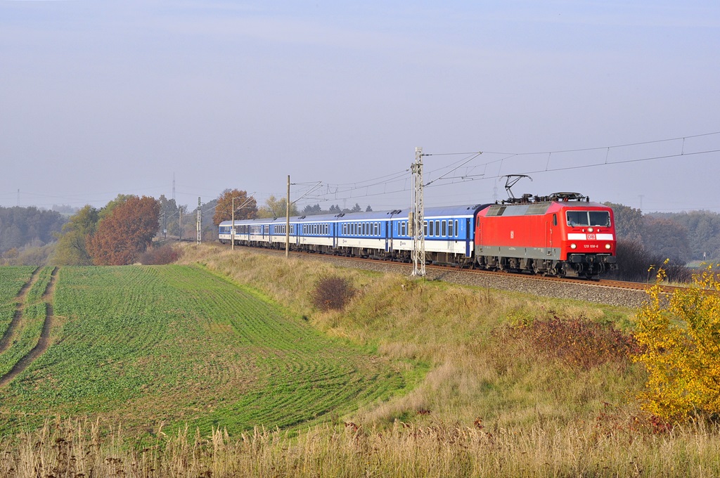 Mit dem EC 179 saust die 120 108 am 31.10.2015 durch Niex in Richtung Kavelstorf.