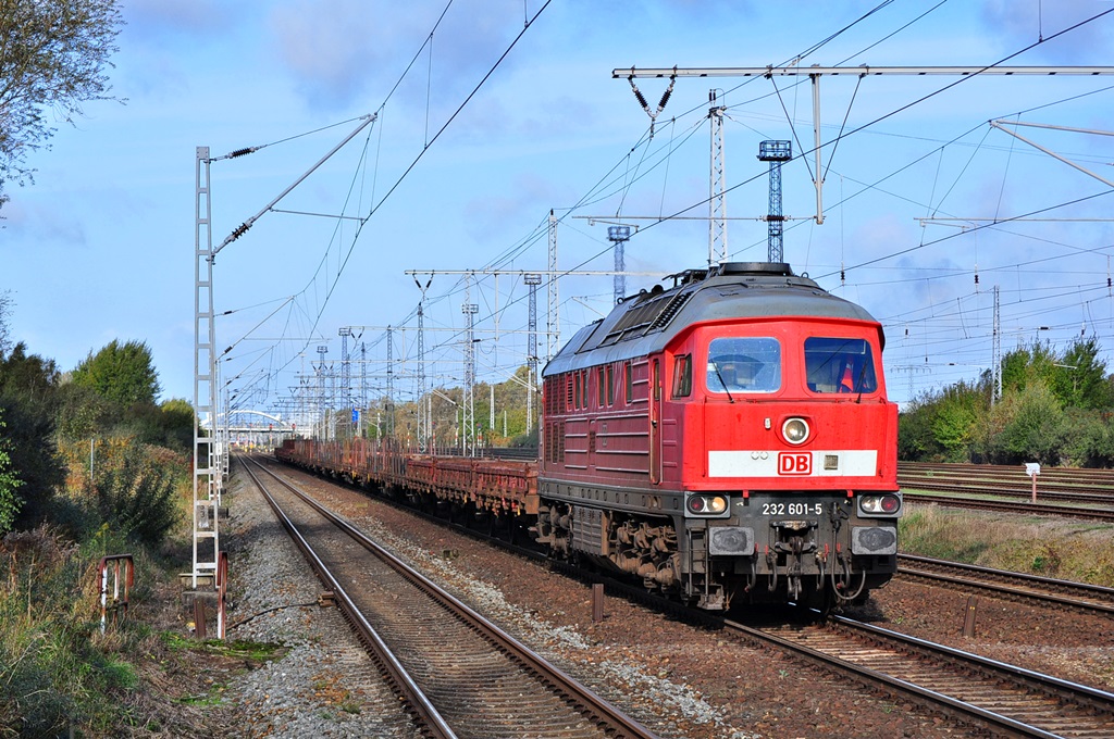 Mit dem EK 53224 nach Waren(Müritz) startet die  232 601 am 20.10.2014 in WRS.