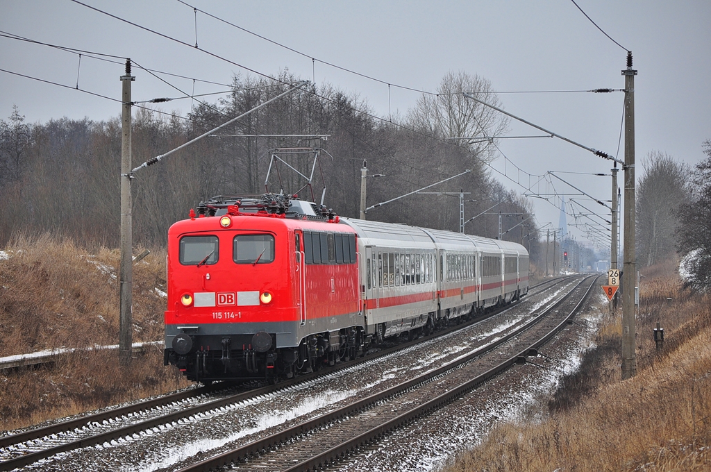 Mit dem IC 2239 ist die frisch untersuchte 115 114 in Warnemünde gestartet.In Sildemow kurz hinter Rostock wurde der Zug abgepasst.Geknipst am 31.01.2014. 