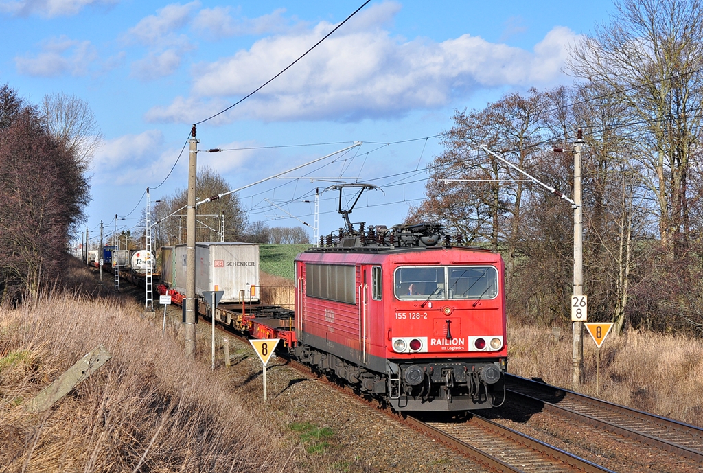 Mit dem KLV-Zug 50128 nach Hamburg-Billwerder rollt die 155 128 am 13.02.2014 durch Sildemow in Richtung Schwerin.