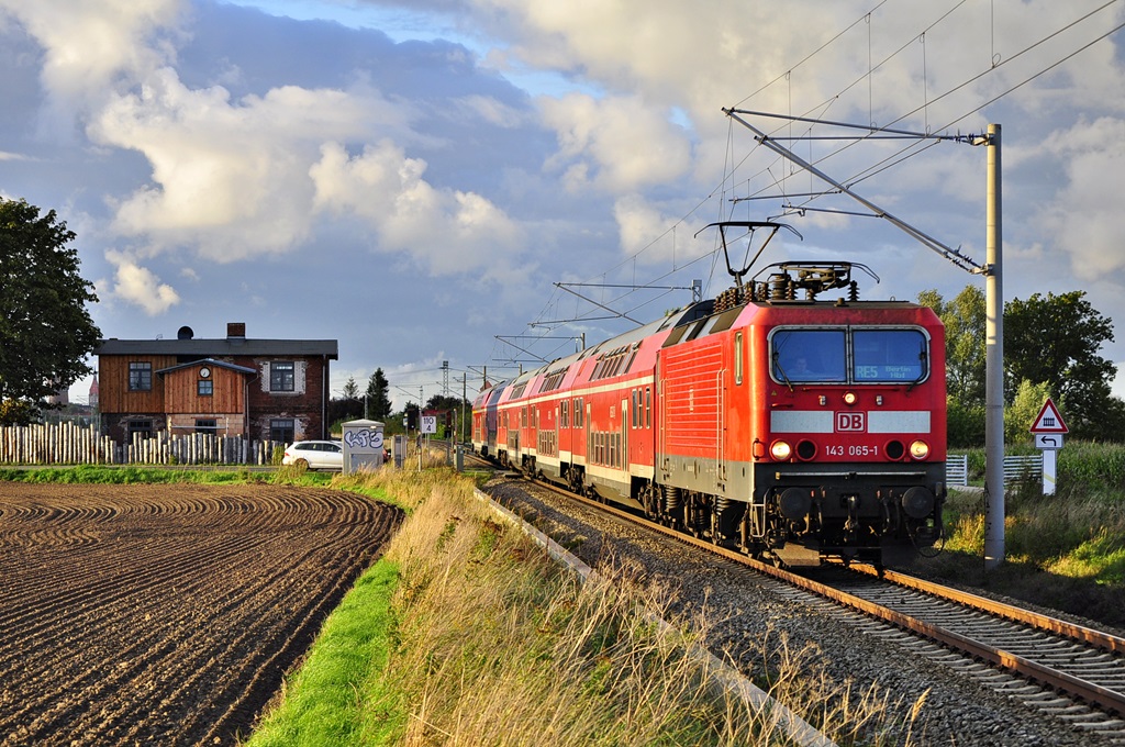 Mit dem RE 18591 (Warnemünde-Berlin Hbf)saust die 143 065 durch Gragetopshof in Richtung Berlin.