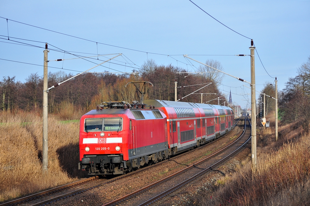 Mit dem RE 4308 (Rostock-Schwerin-Hamburg) rollt am 03.01.2014 die 120 205 durch Sildemow ihrem nächsten Halt Schwaan entgegen.