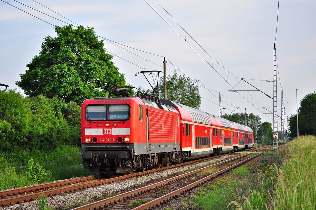 Mit dem RE 5 aus der Lutherstadt Wittenberg rollt die 114 040 am 22.05.2014 durch Sildemow in Richtung Rostock Hbf.