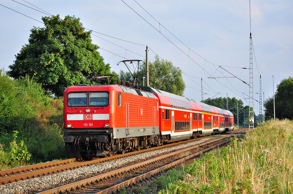 Mit dem RE 5 aus der Lutherstadt Wittenberg hat die 112 101 ihr Ziel Rostock Hbf am  28.07.2014 fast erreicht.