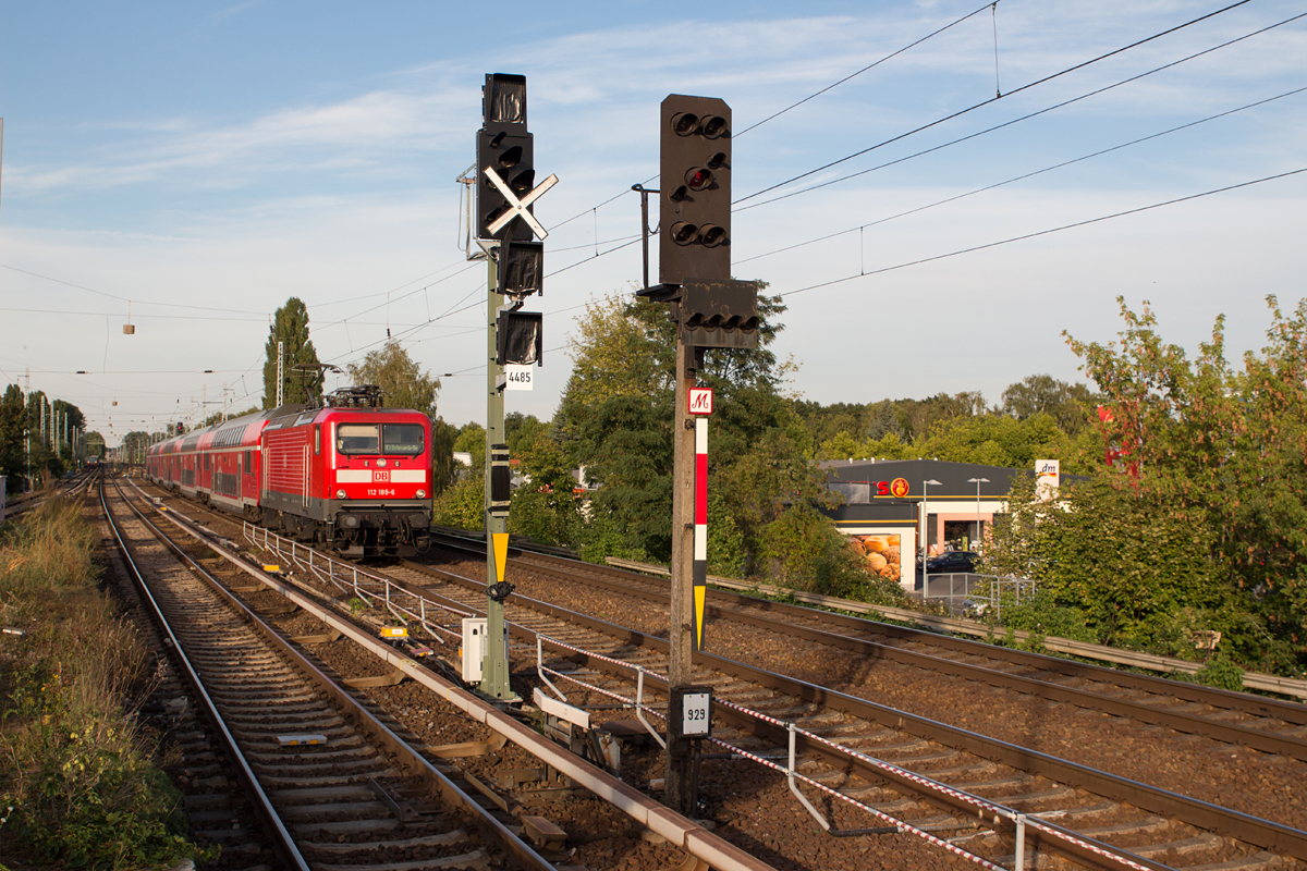 Mit dem RE3 nach Elsterwerda-Biehla am Haken, wurde 112 189-6 am Abend des 22.09.16 am Haltepunkt Berlin-Karow bei ihrer Durchfahrt fotografiert.