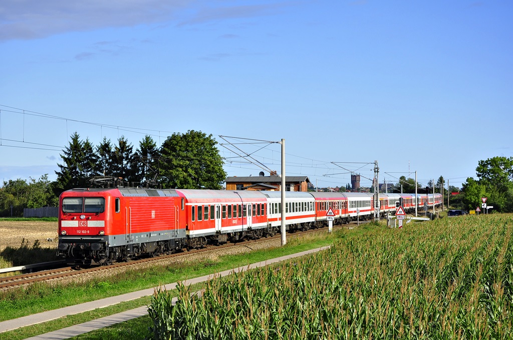 Mit dem REW 13290 nach Berlin rauscht die 112 102 am 07.09.2015 durch Gragetopshof in Richtung Süden.