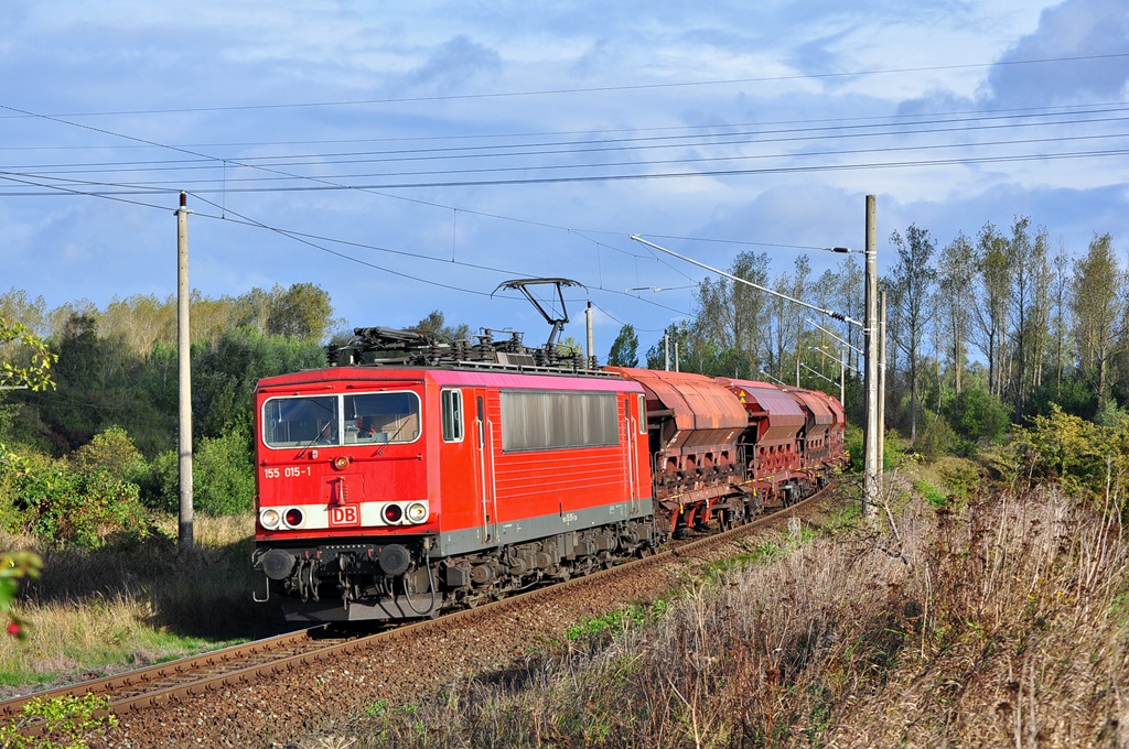 Mit einem Düngerzug fährt die 155 015 am 25.09.2014 durch Alt Bartelsdorf.