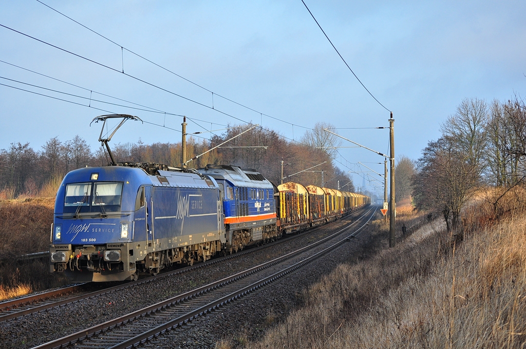 Mit einem Holzzug nach Stendal ist die 183 500 in Rostock-Bramow gestartet.M itgeschleppt wurde die 232 103 der Fa.Raildox.Am 14.02.2014 hat die Fahrt nach Stendal gerade erst begonnen.Hier in Sildemow. 